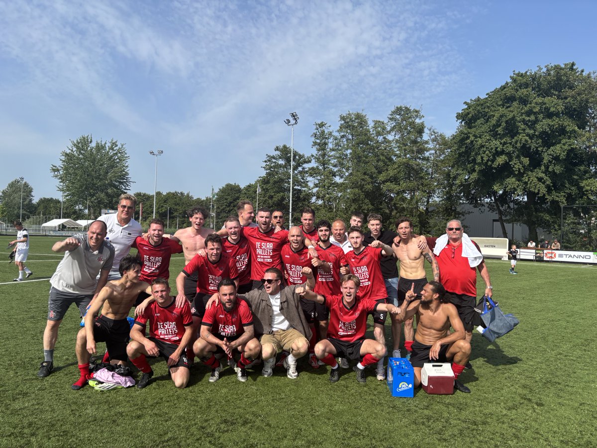 vveboh's tweet photo. Knotsgekke 2de helft, maar EBOH pakt wel een periode. Wat zat er in de thee? CKC komt binnen een kwartier van 1-3 naar 4-3. Invaller Cezary van Es schiet met zijn 1ste balcontact fraai de 4-4 binnen en topscorer Noël Goossens zorgt uit een rebound voor de 4-5 zege en daarna feest https://t.co/D5C7Va4r8x