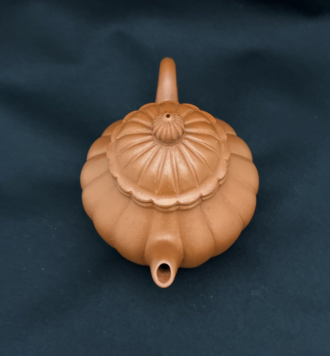 EAR5590's tweet photo. この菊型急須の作者が初代杉江寿門さんだとすると、文献では、亡くなられたのは明治三十年一月。

共箱の日付は「明治三拾三年子一月」で亡くなられた三年後だが、蓋裏の刻字は「六十ハ才寿門造」。

実際に作られたのは明治二十七、ハ年頃だろうか？ https://t.co/SxBoqaKGro