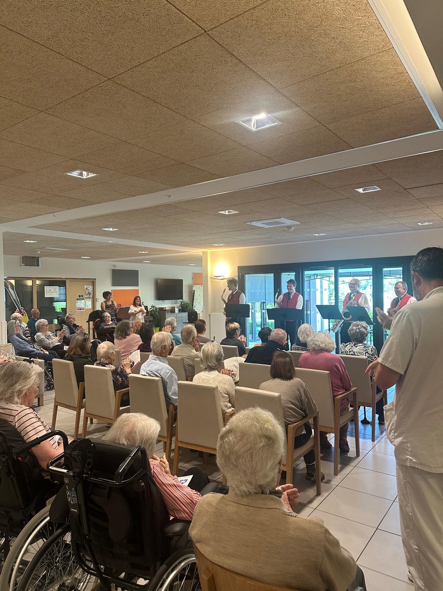 VilleBriancon's tweet photo. Après le concert de l’amitié donné hier soir au TDB, les musiciens de Rosenheim ont joué pour nos aînés 🇩🇪🇫🇷

Comme en 2024, les résidents des maisons de retraite et des centres de soin de Briançon ont pu profiter d’une représentation en petit comité et à domicile 🏔️🎶 https://t.co/OZIwv5PYmB