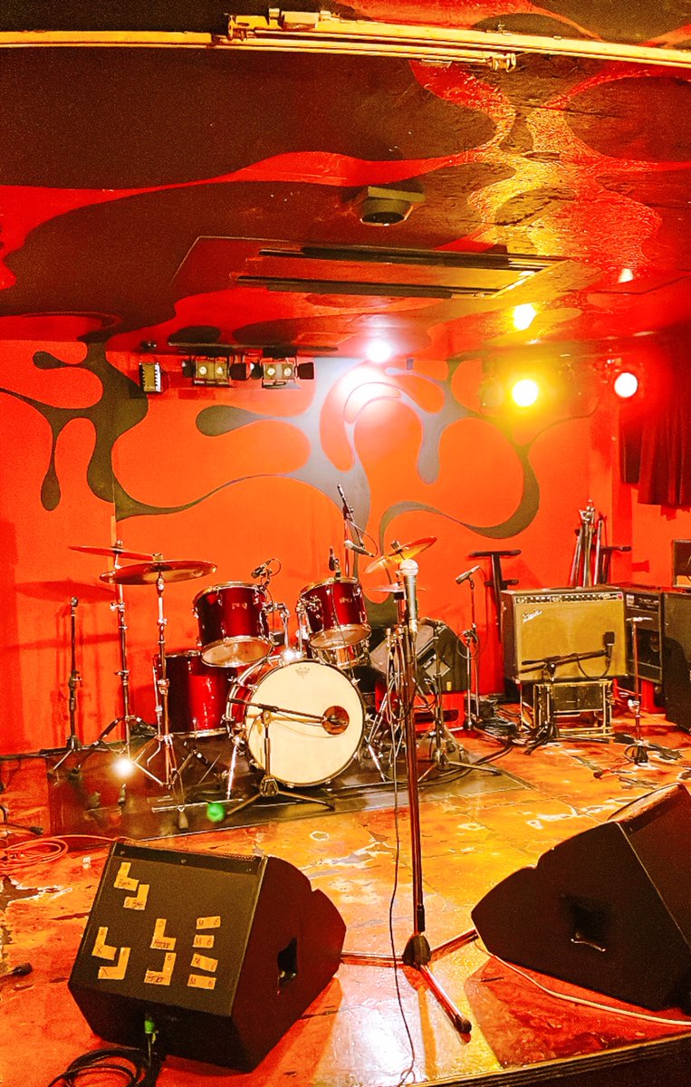 RAM_256kb's tweet photo. UFOCLUBでPINROTAライブ、ベースを弾きました。丸の内線って終電早いよね、感謝。

高校からの付き合いのUFO。時は過ぎ『胃が…』とかの話が出来るようになって嬉しかった。
ライブものびのびと。楽しくて覚えてない。気付いたら身体が水浸しでベースがドラムに刺さってた。なんで。

次回ライブは夏？ https://t.co/37oOpE2jb2