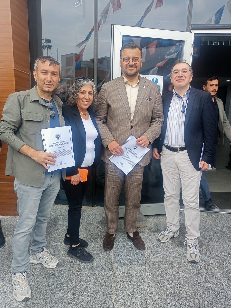 IscilerDernegi's tweet photo. 📍 Manisa

Kamuda çalışan üniversiteli işçilerin statü değişikliği mücadelesinde; AK Parti Manisa Milletvekilleri Bahadır Yenişehirlioğlu, Murat Baybatur ve Tamer Akkal başta olmak üzere, Sağlık-Sen Manisa İl Başkanı Emine Tınaz ve kıymetli yönetim kuruluna derneğimize göstermiş oldukları mütevazı ev sahipliği, samimi yaklaşımları ve nazik kabulleri için teşekkürlerimizi sunuyoruz.

Taleplerimizin dinlenmesi ve çözüm noktasında gösterilen ilgi bizler için büyük önem taşımaktadır. Birlik ve dayanışma içerisinde mücadelemizi kararlılıkla sürdürmeye devam edeceğiz.

🏛️ Kamuda Çalışan Üniversiteli İşçiler Derneği

#Üniversiteliİşçiler #StatüDeğişikliği