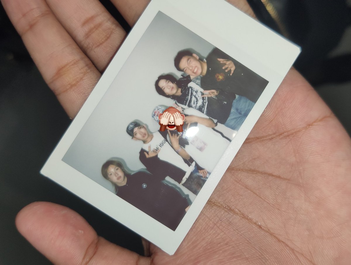 riiiyoung's tweet photo. คอนเสิร์ตโคตรสนุก เต้นยับ ร้องยับ บูวานเล่นดี enjoy ชานโฮก็น่ารัก แอนน่าก็เฟลนลี่ โคตรฟินเลยอะ แถมสตาฟดูแลทุกอย่าง พูดจาก็ดี เบเนฟิตไฮทัช+ปล่อยให้คุยกับศิลปินแบบไม่ขัด ถ่ายรูป 3 ท่า ถ่ายโพลารอยด์ ไฮบาย โปสเตอร์ การ์ดพร้อมลายเซ็น รักอะ @chunkybddream  สุดยอดผู้จัด🥺♥️ https://t.co/uGDFIRHchI