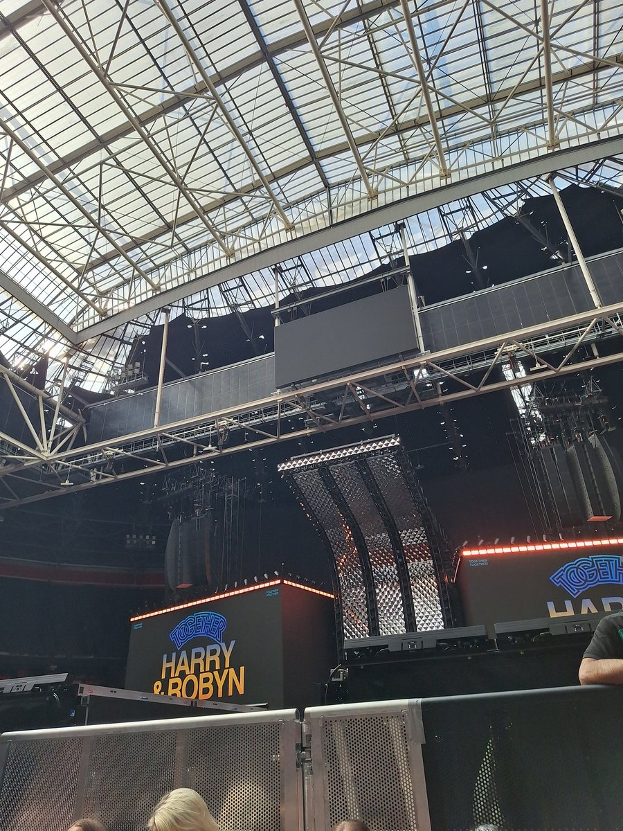 CuddleCafe1D's tweet photo. Yet another day, another concert! https://t.co/VIdkrtbF8X