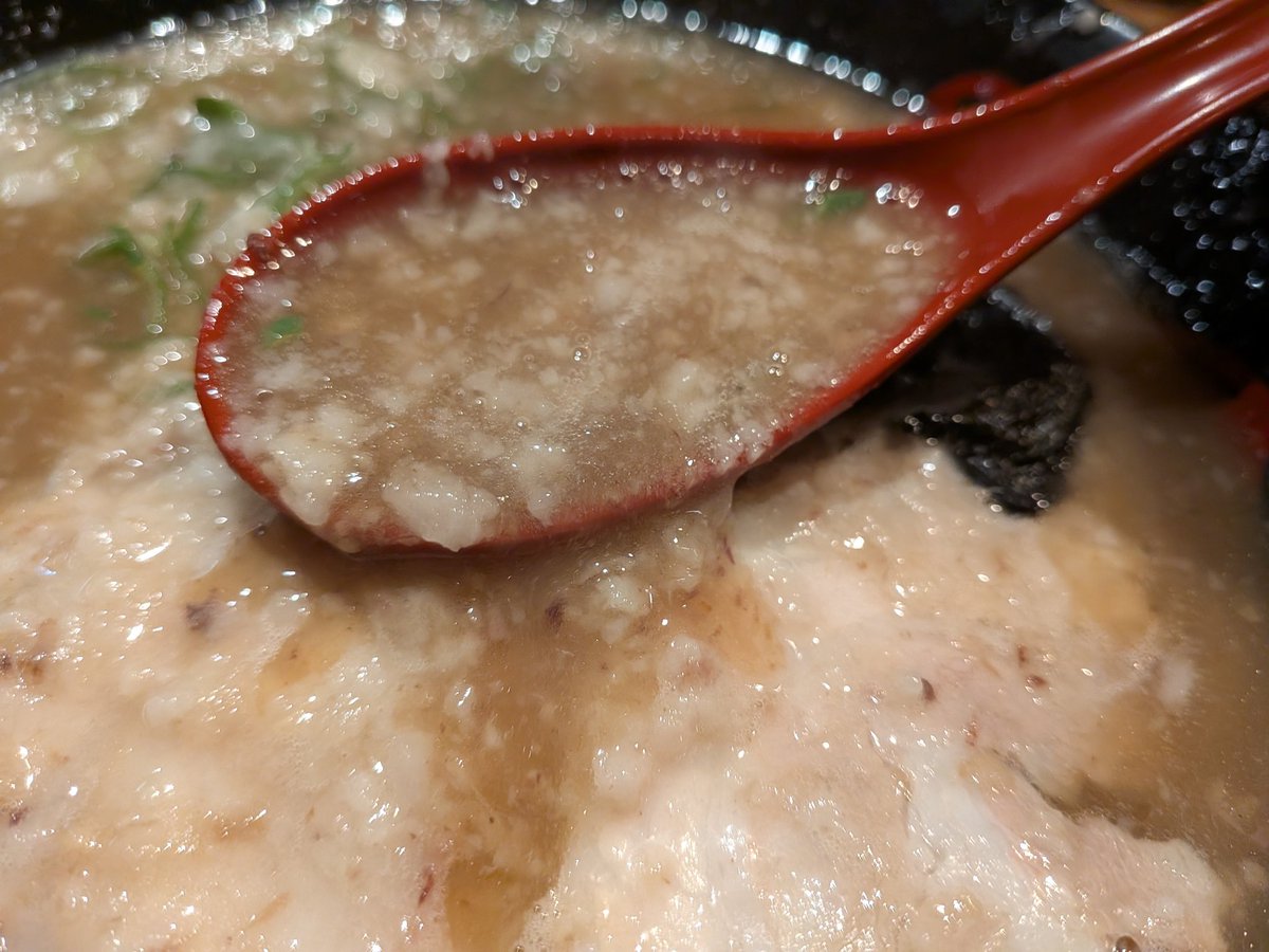 mendasu's tweet photo. 【がむしゃら】奈良県大和郡山市
純とんこつラーメン
@いつものコテで注文。
いい感じのスープ濃度でした。
麺の縮れ感がなんか強くなってそうなのは気のせいか😎
＃ラーメン無鉄砲 https://t.co/8GUZqE8yok