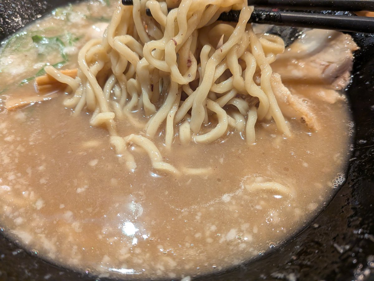 mendasu's tweet photo. 【がむしゃら】奈良県大和郡山市
純とんこつラーメン
@いつものコテで注文。
いい感じのスープ濃度でした。
麺の縮れ感がなんか強くなってそうなのは気のせいか😎
＃ラーメン無鉄砲 https://t.co/8GUZqE8yok