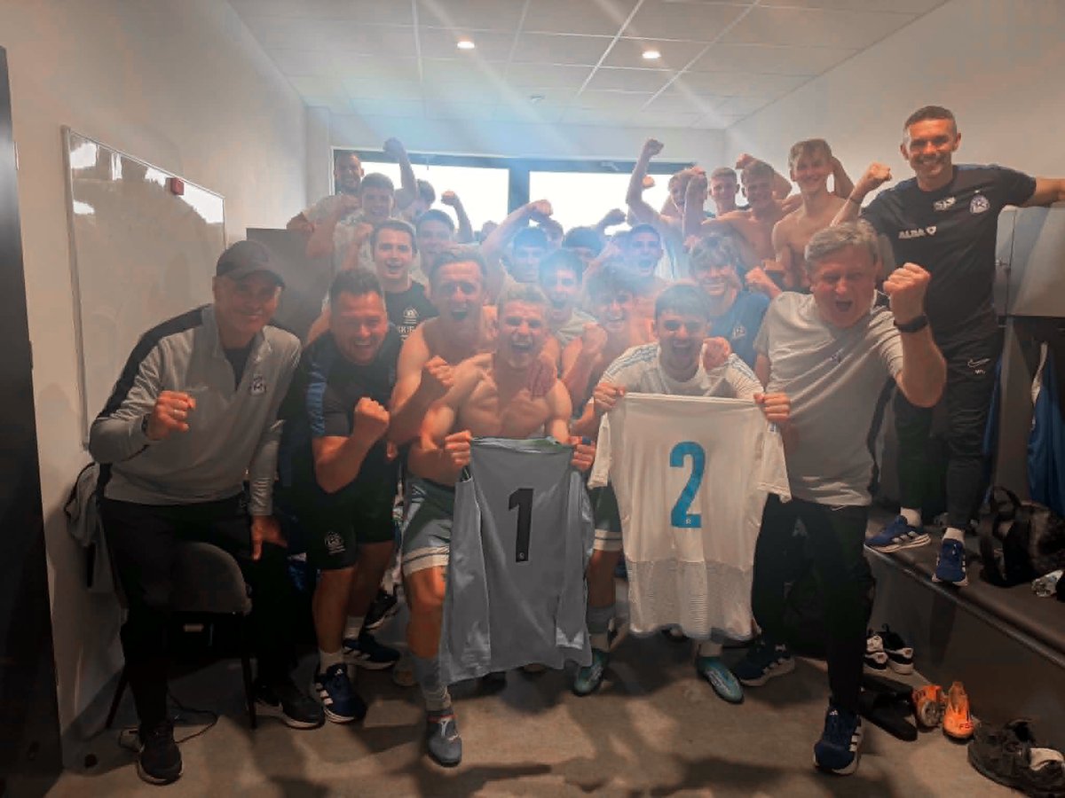 RuchChorzow1920's tweet photo. Rezerwy pokonały na wyjeździe Pilicę Koniecpol 2:1 👏

Dublet Kamila Lipińskiego, obroniony przez Marcela Potocznego rzut karny 🔝 Walka o awans trwa! 👊

➡️ https://t.co/ooZH8LyTBV https://t.co/XaQ0ehW6qU