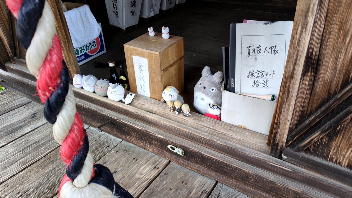madako2013's tweet photo. GWは九州に行ってました
1.「長野と同じ星型だなぁ」と撮った長崎市のマンホールフタ
2.今のタイミングだと結構良い見物スポットだと思った、市役所から撮った熊本城
3.夏目友人帳の聖地の1つ、熊本人吉の田町菅原天満宮
4.偶然乗ったマリオラッピングの西九州新幹線かもめ https://t.co/U3cmYOEkES