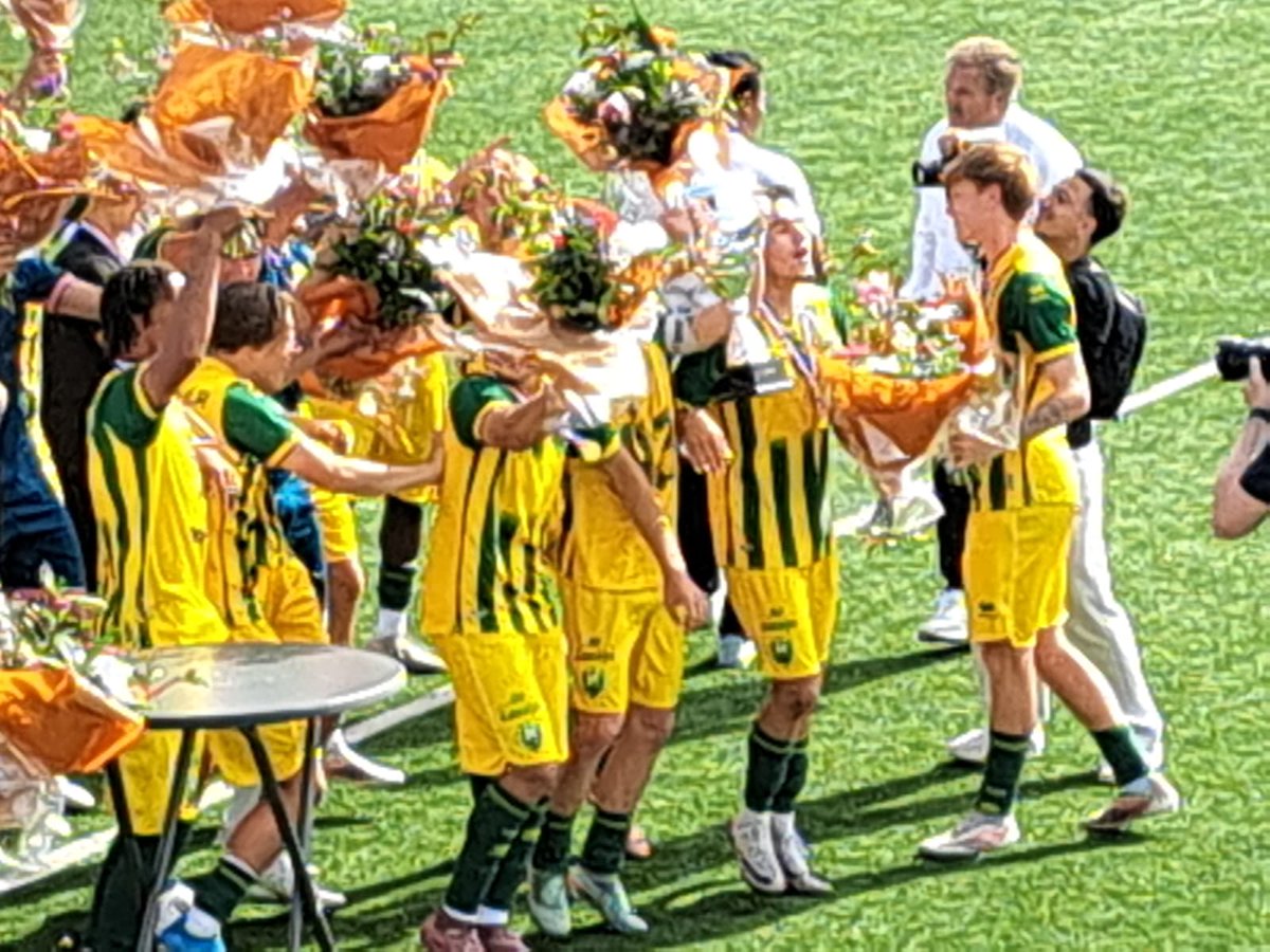 ADOfans's tweet photo. Feest voor de o19 dus na de beker vanmiddag te hebben veroverd! #adodenhaag https://t.co/HGIKqIWmsd