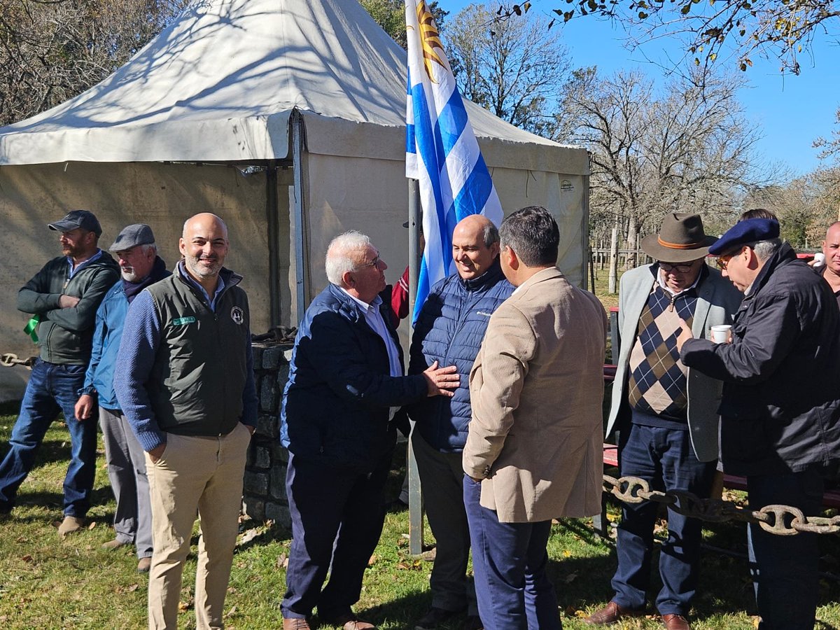 Danielberti15's tweet photo. Exposición de la @holandouruguay con la presencia del Ministro @MGAPUruguay , @AlfredoFratti quién coronará al ejemplar calificada como : Gran Campeona Suprema de la raza https://t.co/X7qQ5wvBA6