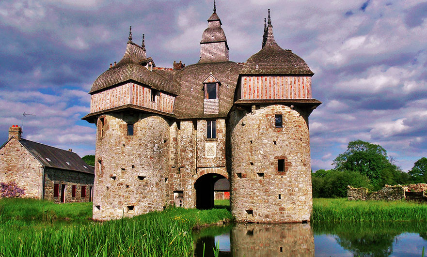 Flanerie_art's tweet photo. MANOIR DE LA SAUCERIE Normandie, France
Construit entre le XVe et le XVIIe siècle, le Manoir de la Saucerie est un rare manoir fortifié mêlant architecture défensive médiévale et style du début de la Renaissance.
Autres vues : https://t.co/0ZY8mEnO3x