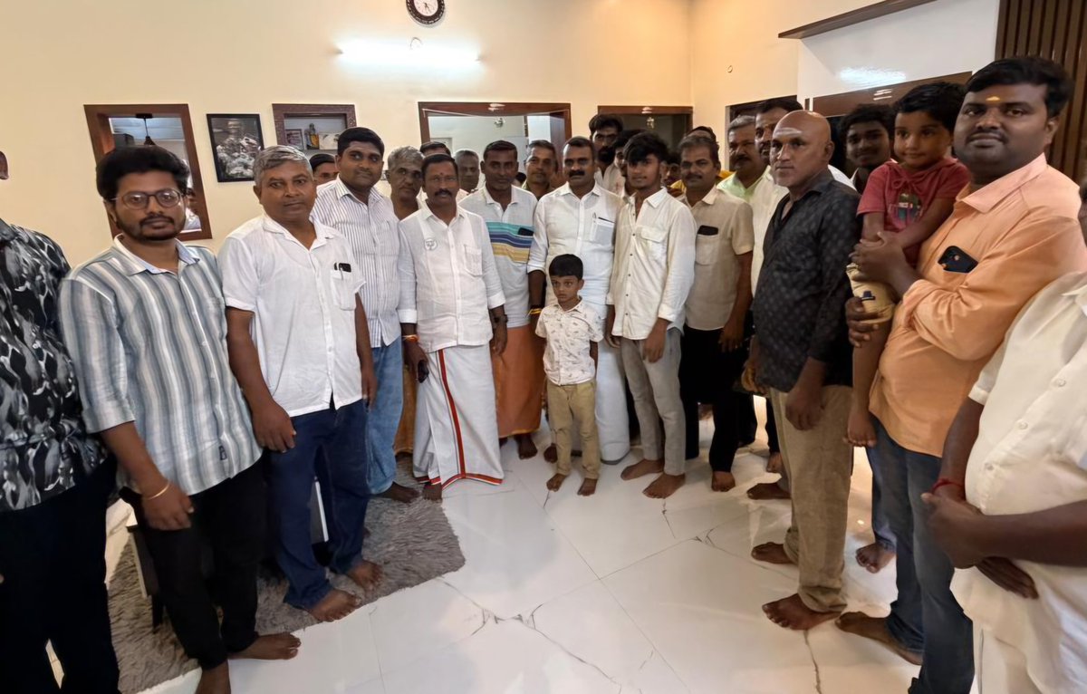 DrLMurugan's tweet photo. இன்று, கோவை வடக்கு மாவட்டம் அவிநாசி சட்டமன்ற தொகுதிக்கு  உட்பட்ட தெக்கலூர், புதுப்பாளையம், நம்பியாம்பாளையம் கிராமங்களில் உள்ள பாரதிய ஜனதா கட்சி நிர்வாகிகளின் இல்லத்திற்கு சென்று சந்தித்து கலந்துரையாடினேன்.

கடந்த மாதம் நடைபெற்ற தமிழ்நாடு சட்டமன்ற பொதுத்தேர்தலில் பணியாற்றியதற்காக அவர்களுக்கு எனது இதயம் கனிந்த நன்றிகளையும் வாழ்த்துகளையும் பரிமாறிக் கொண்டேன்.

@BJP4TamilNadu