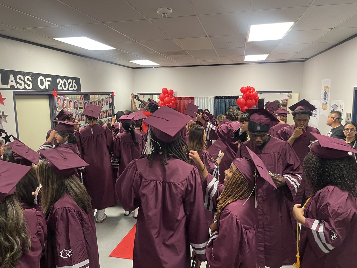SLMSTitans's tweet photo. SLMS proudly celebrates all former Titans in the Class of 2026 during our annual Senior Walk at Sugar Land MS. Congratulations! We are Titan proud of you! 🤩
@FortBendISD https://t.co/97j9FDRXng