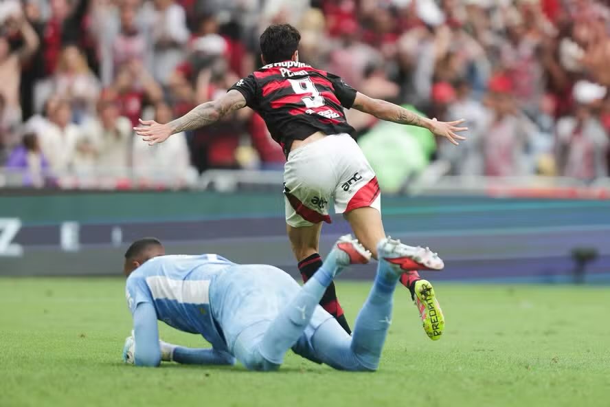 CRFStatContador's tweet photo. Maiores artilheiros do Flamengo contra o Palmeiras:

1️⃣ Pedro - 8 gols
1️⃣ Arrascaeta - 8 gols
1️⃣ Gabigol - 8 gols
1️⃣ Dida - 8 gols
5️⃣ Henrique Frade - 7 gols
6️⃣ Caio Ribeiro - 5 gols
6️⃣ Romário - 5 gols
6️⃣ Tita - 5 gols

Pedro pode se isolar como maior artilheiro do confronto. https://t.co/qMBXo0suKo