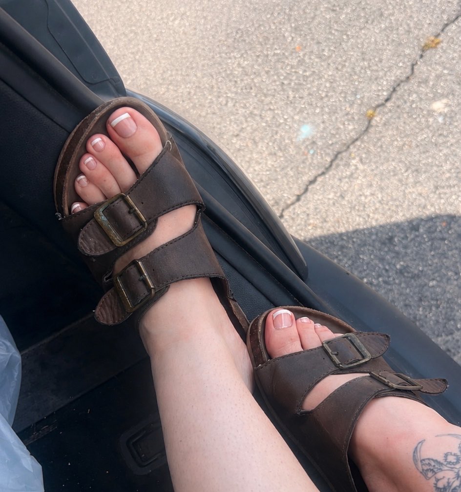 starkissedxo's tweet photo. Good boys get a vote 👣🤍 Need someone to decide my next color… spoil me with ideas 💋✨
#feetpics #footcontent #prettytoes #pedicure #softfeet #tease #sugarbaby #spoiled #paypig #footlover #anonymousaccount #girly #starkisssedxo #dmopen #footcommunity https://t.co/OLSCeBvD0v