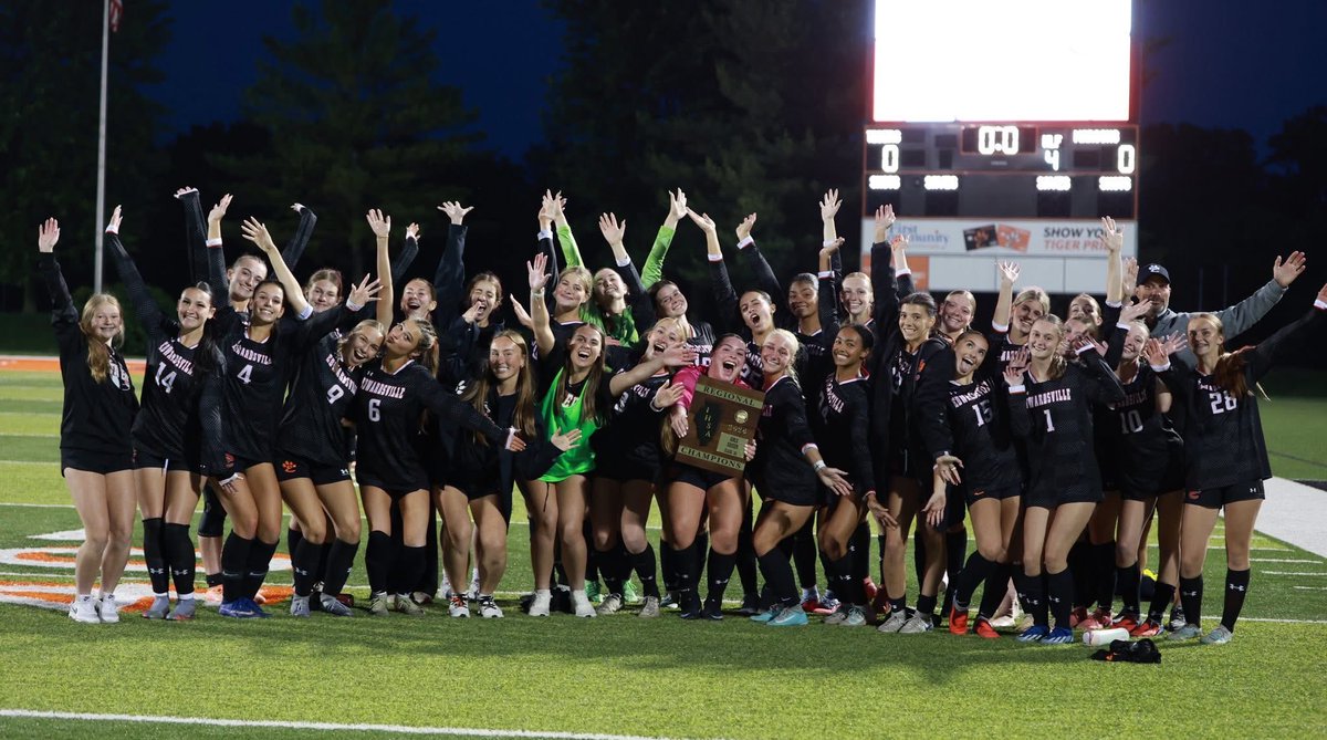 KayleeSpiller's tweet photo. Love this team 🖤🧡 https://t.co/6p15zzKcJl