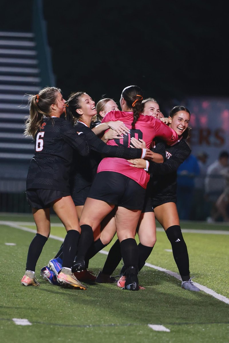 KayleeSpiller's tweet photo. Love this team 🖤🧡 https://t.co/6p15zzKcJl