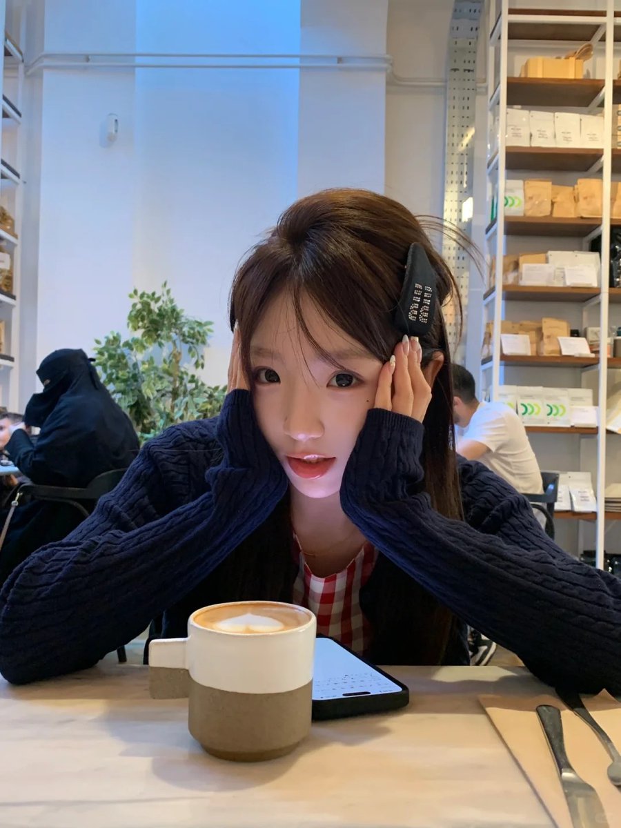 angelgarcia's tweet photo. 🥨•ᴗ•🥨
排了两小时队 终于吃上了Ergon Deli🇬🇧 炒蛋可颂真的太好吃了！ 一口混合黑松露的味道 太太太美味😋  伦敦的雨真的说下就下.. 没带伞出门立马被困住脚步 但是尝到美味 心情还是很治愈～ https://t.co/TLnk7jRovK