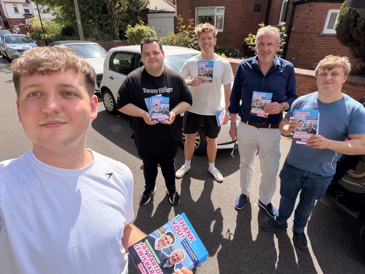 LiamBones's tweet photo. Continuing the bank holiday campaigning in Tynemouth this afternoon ☀️

Thanking residents for their support and letting them know how to get in touch with their brand new Conservative Councillor ✅ https://t.co/scg26LSkCZ