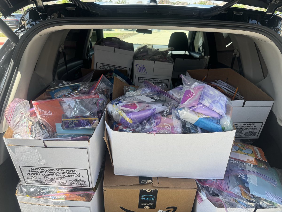 Fancy5thTeacher's tweet photo. I had the pleasure of executing an End Of Year Community Service Project with my 5th graders. Over the past month and a half, they have been bringing in donations for a DV shelter in our area. Yesterday I dropped off over 150 student made bags for women and children! 
💜💜💜
#DV https://t.co/8nTUBYFIgy