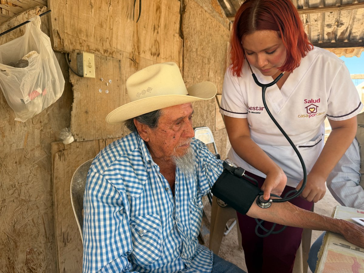OctavioAlmada1's tweet photo. Buenos días 😃

En Bahía de Kino, en Hermosillo, acompañamos a la servidora de la salud Nicole Guadalupe Ramos durante la segunda visita del programa Salud Casa por Casa al señor Ramón Valenzuela, derechohabiente de la Pensión de Adulto Mayor. 🏡🩺

Este programa, impulsado por nuestra 🇲🇽 PresidentA @Claudiashein, permite llevar atención, seguimiento y prevención hasta el hogar de nuestros adultos mayores 👵🏻🫶🏻👴🏻 y personas con discapacidad 👩🏻‍🦽🧑🏻‍🦯.

El poder solo tiene sentido cuando se pone al servicio de los demás. 🙌🏻

#PorElBienDeTodosPrimeroLosPobres
