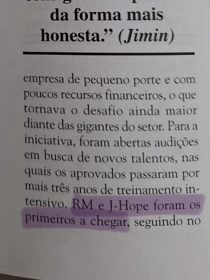 mygteambr's tweet photo. Pedimos à revista @carasbrasil que revise o texto publicado na edição em que o BTS estampa a capa e que se retrate em relação aos erros presentes na matéria.

Para começar, SUGA não foi citado como um dos rappers do BTS, sendo justamente o único membro deixado de fora dessa informação. Vale lembrar que ele foi o segundo a se juntar ao grupo, sendo rapper e produtor. Além disso, o texto dá a entender que os sucessos de SUGA como solista, sob o nome AGUST D, vieram principalmente das produções de EL CAPITXN. Embora saibamos que ele é um colaborador frequente e parceiro de trabalho do artista, o principal responsável pela criação, conceito e sucesso da carreira solo de Yoongi é o próprio artista, que atua como produtor principal de sua discografia. Vale lembrar, inclusive, que “Haegeum”, um de seus maiores sucessos, foi produzida e escrita exclusivamente por ele.

É importante haver cuidado e responsabilidade na forma como um artigo é escrito, especialmente quando se trata de artistas com carreiras amplamente documentadas. A matéria abre espaço para interpretações equivocadas e demonstra falta de revisão em diversos pontos. Um exemplo disso é a palavra “sucesso” escrita como “ssucesso”. Além disso, Jin é citado como líder e principal rapper do BTS, e sua data de nascimento está errada, sendo informações incorretas e facilmente verificáveis. 

Por isso, pedimos encarecidamente que a revista revise a matéria e publique uma retratação em relação aos erros e falhas de digitação presentes no texto. É extremamente decepcionante ver uma publicação comercializada ao público sem a devida revisão e checagem de informações básicas. Quando uma revista vende um conteúdo desse porte, espera-se profissionalismo, precisão e respeito tanto aos artistas quanto aos leitores que estão pagando por um material de qualidade.