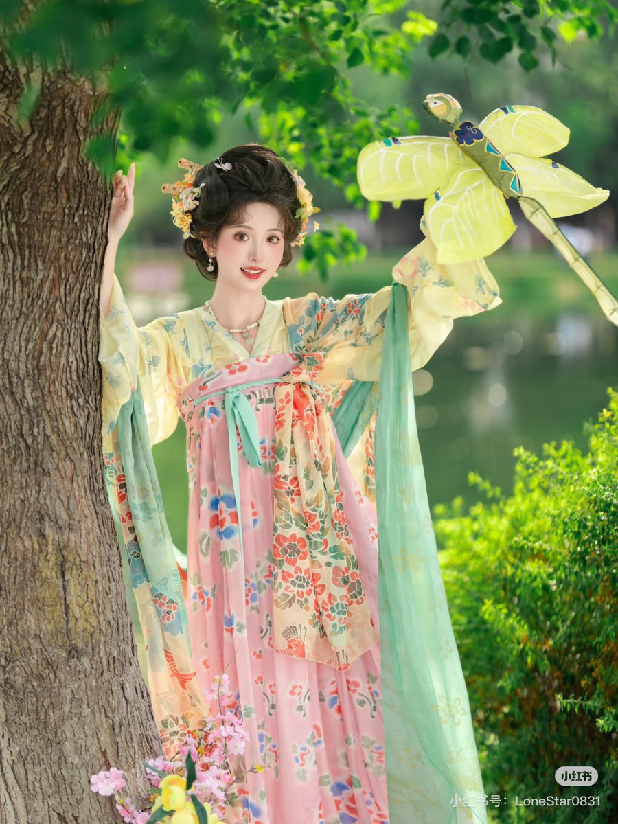 AmazingHanfu's tweet photo. Look! A fairy lost in the woods! By the lakeside woods, a girl chases her dragonfly kite.

HanfuOOTD
Tang Dynasty style chest high skirt https://t.co/jSiG9c2Rl5