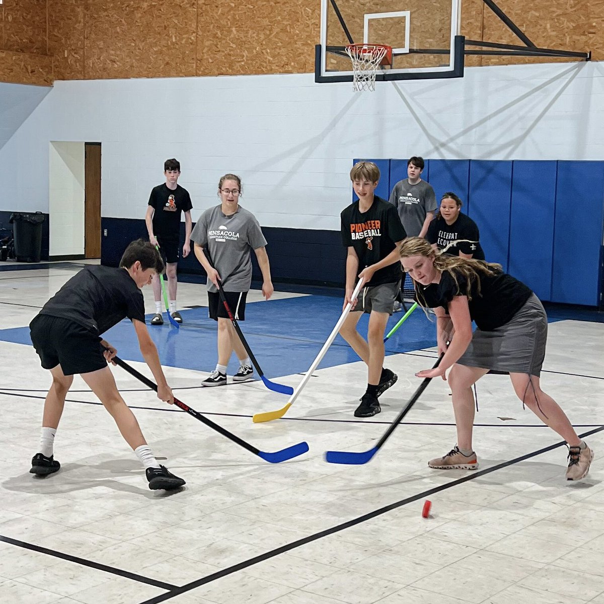 WhiteDriveBC's tweet photo. Our teens LOVED playing floor hockey last night with the ministry team from @ConnectPCC! After some intense competition and Domino’s pizza, we were encouraged from I John about the love of God. Be on the lookout for more fun summer activities! 📖🥅🏒🍕🥤 https://t.co/wQ6o8tlRH3