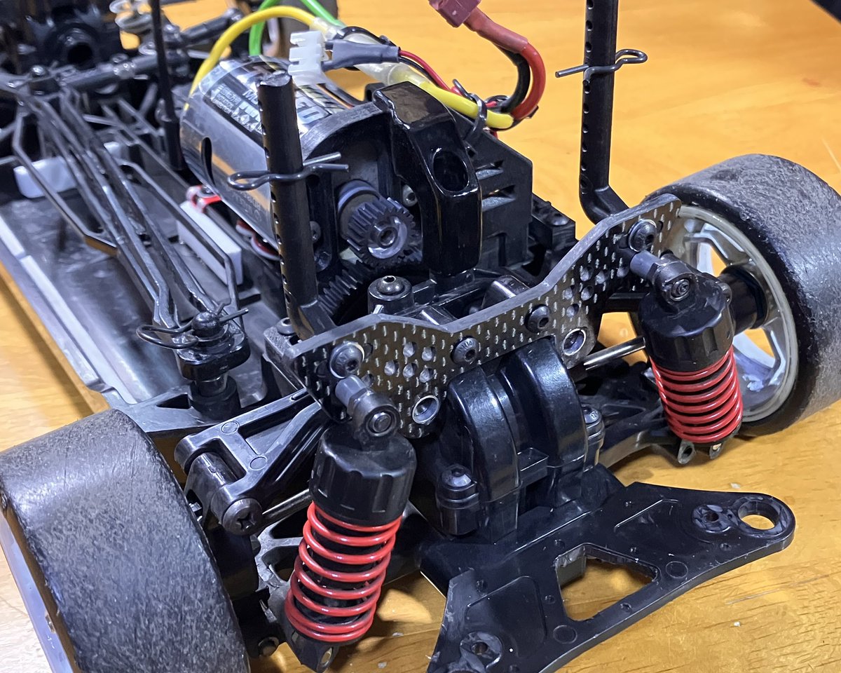 SWB_530_RC's tweet photo. TT-02 フリマサイトで買ったモーターマウント使ってメカ配置変更
モーターマウント支持剛性なくてスパーギヤ逝きそうだったので上部にステー作って固定　もっとシンプルに出来たかも😅

あと見た目重視でリアもダンパーステーをカーボンの物に交換😍 https://t.co/JDQzM8vLnX
