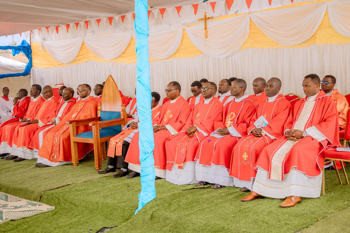 Kinyamateka_KM's tweet photo. Abapadiri batandukanye bo muri Diyosezi ya Ruhengeri bakikije Nyiricyubahiro Musenyeri Vincent Halorimana, Umwepiskopi wa Ruhengeri mu Misa y’umunsi mukuru w’ishuri ETEFOP TSS Ruhengeri.
#KMAmakuru https://t.co/NFT3SRBAQ5