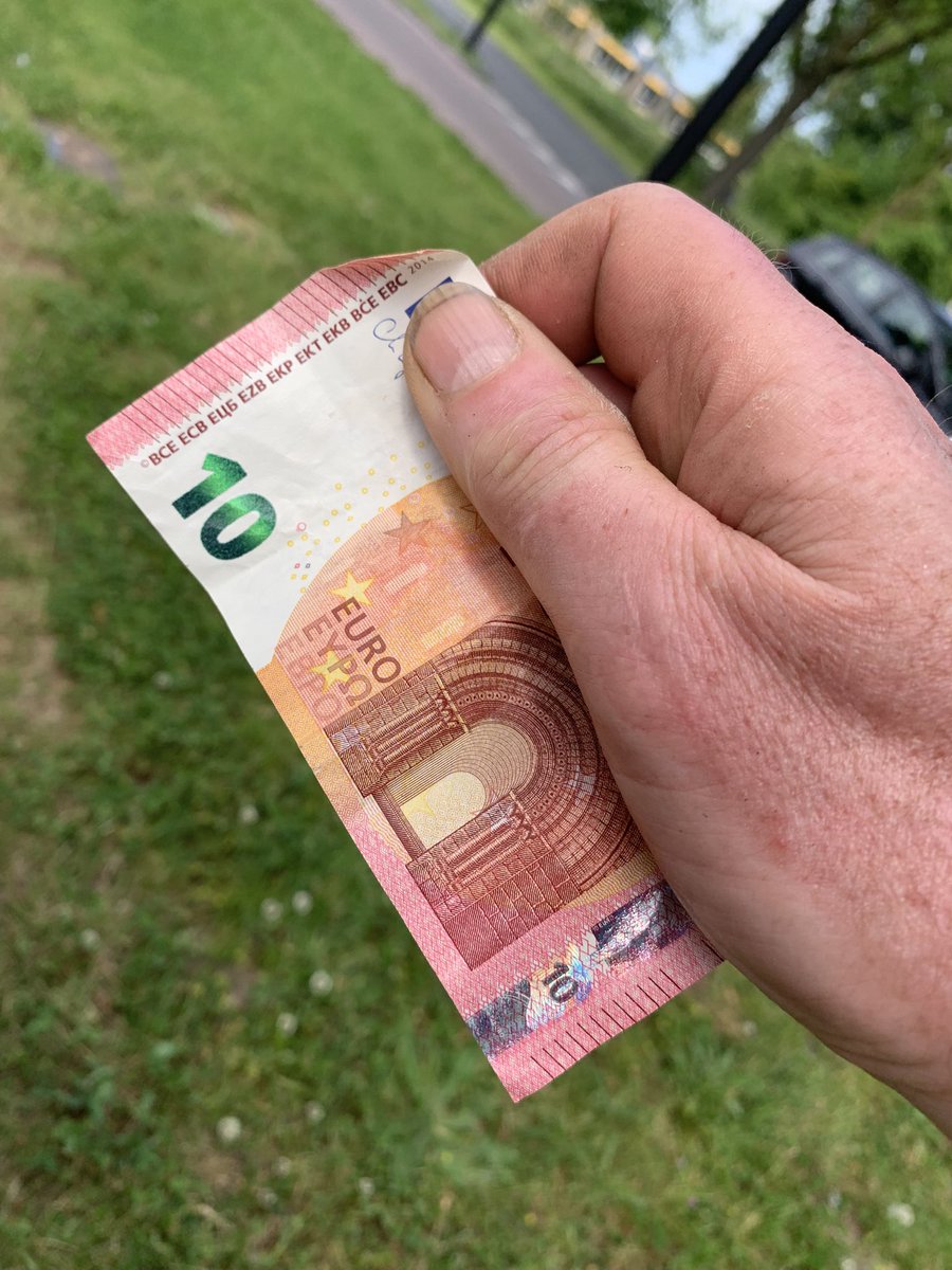 fredsteenbergen's tweet photo. En niet alleen paar statiegeld blikjes als ‘loon’ maar ook vindersloon en verderop een dankje van een bewoner die zelf honing maakt: (sorry voor de rare blik maar zo tegen de zo’n in dat ik het scherm niet zag :-) https://t.co/kfqj1PMjdy