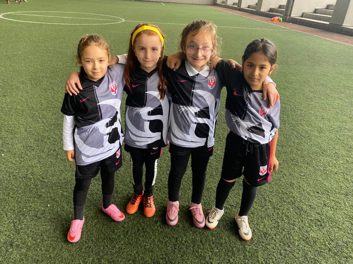 abbfomget's tweet photo. Minik adımlar, büyük hayaller… ⚽🖤❤️
2017 doğumlu futbolcularımız; arkadaşlıkları, enerjileri ve futbola olan sevgileriyle sahada geleceğin yıldızları olduklarını şimdiden gösteriyor. 🌟

Birlikte büyüyor, birlikte öğreniyor, birlikte gülüyoruz.
Gelecek burada başlıyor. 💫 https://t.co/j1yPVAy5rE