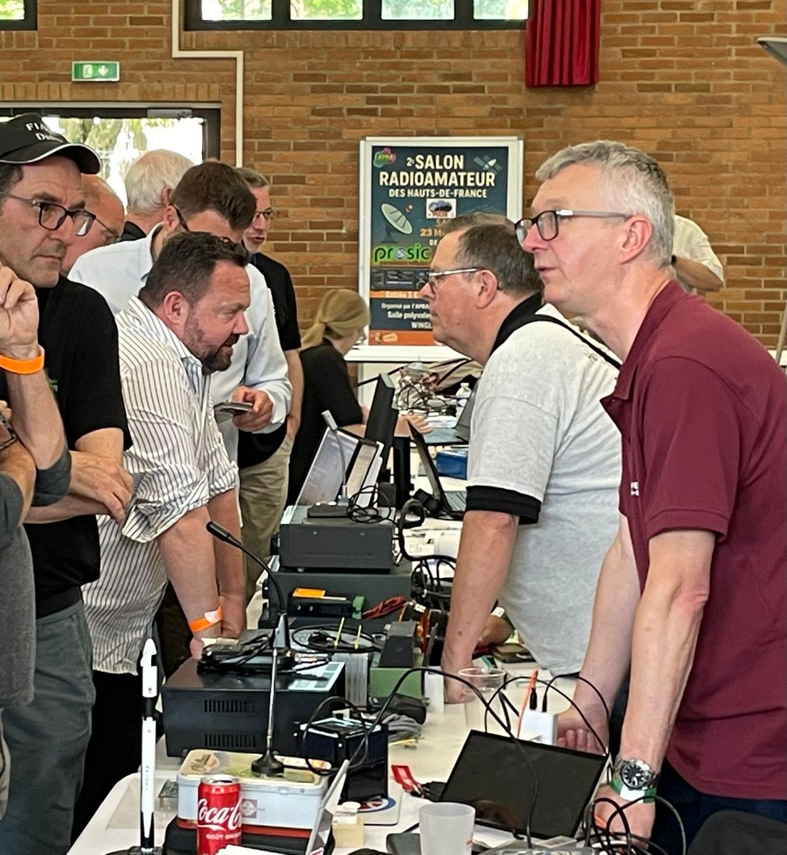 BrunoBilde's tweet photo. 📻 Présent à #Wingles, avec @Thom_Morelle, pour le salon Radioamateur.

📡 Un moment fort partagé avec tous les passionnés qui expérimentent les techniques de transmission et établissent des liaisons radio avec d'autres radioamateurs du monde entier !

👉🏻 Beaucoup d'avancées technologiques sont dues aux radioamateurs, c'est par exemple grâce à eux que les fréquences au-dessus de 30 MHz sont aujourd'hui utilisées.