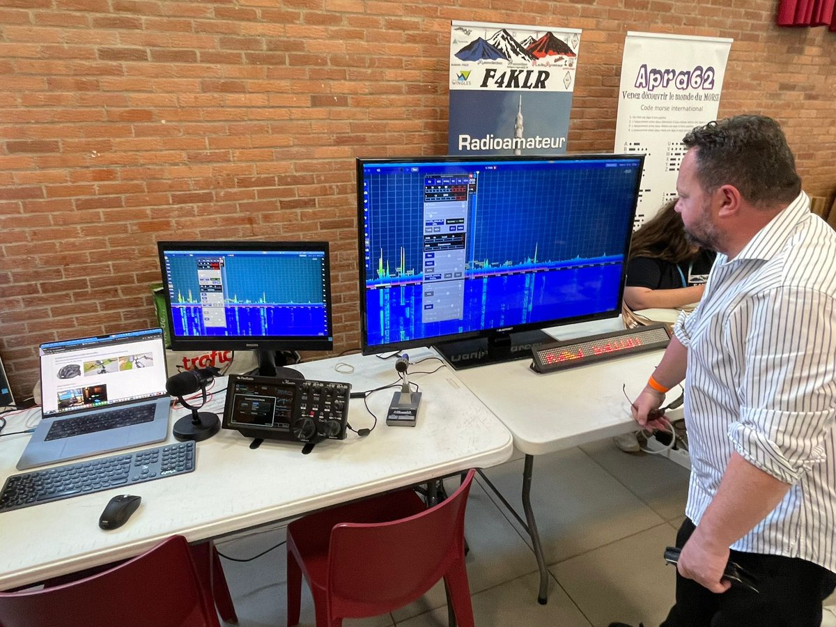 BrunoBilde's tweet photo. 📻 Présent à #Wingles, avec @Thom_Morelle, pour le salon Radioamateur.

📡 Un moment fort partagé avec tous les passionnés qui expérimentent les techniques de transmission et établissent des liaisons radio avec d'autres radioamateurs du monde entier !

👉🏻 Beaucoup d'avancées technologiques sont dues aux radioamateurs, c'est par exemple grâce à eux que les fréquences au-dessus de 30 MHz sont aujourd'hui utilisées.