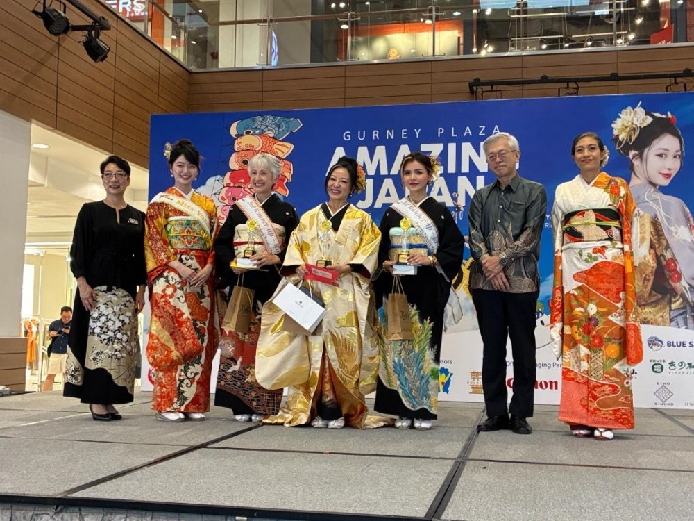 JapanConsulate's tweet photo. May 17th in #Penang. I attended the “#AmazingJapan” held at Gurney Plaza by the #PinkHibiscusClub, together w/ YB Syerleena Abdul Rashid, MP for Bukit Bendera. A huge crowd who enjoyed, above all, #MissPenangYosakoiPageant2026! Beautiful and fun-filled! Congratulations! https://t.co/jX0E6yZ2oB