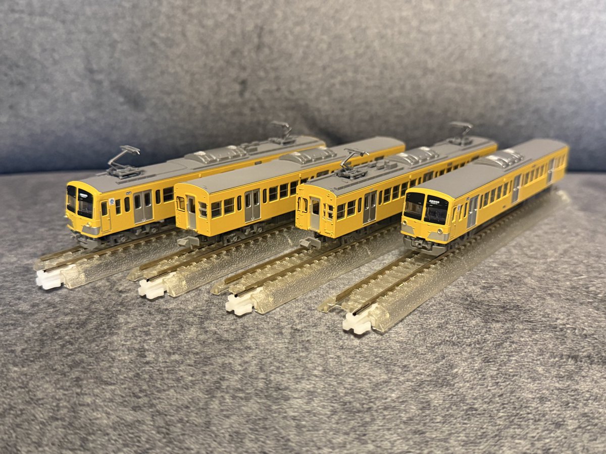 satoshiabe0714's tweet photo. 西武鉄道新101系263編成セット買ってきました。前回のものとの違いは、現行型になった以外に、行き先幕変更、床下機器の変更、車椅子・ベビーカーマーク・弱冷房車ステッカーが印刷済となったようです。ボディの黄色も3枚目写真の通り違いがありま��。
#西武鉄道　#新101系　#263F #鉄コレ https://t.co/ON9A2O1l46