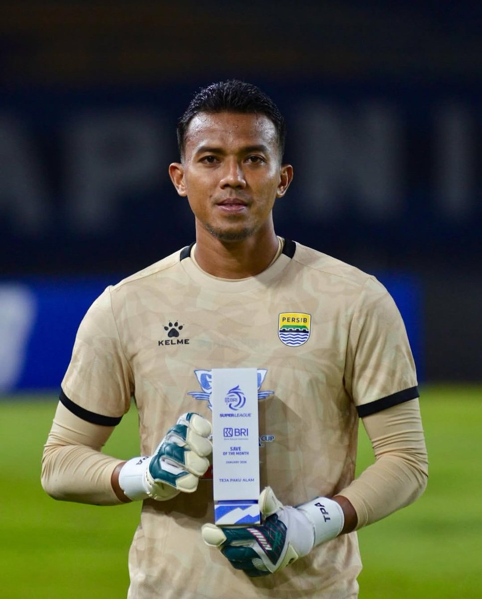 ftblindonesia's tweet photo. Records tumbled tonight! ✨️

✅️ Persib Bandung become the first club ever to win the Indonesian league title three seasons in a row.

✅️ Teja Paku Alam breaks Yoo Jae-hoon’s record for the most clean sheets in a single Liga Indonesia season.

📷: @Liga1Match https://t.co/4cFQiaBGG8