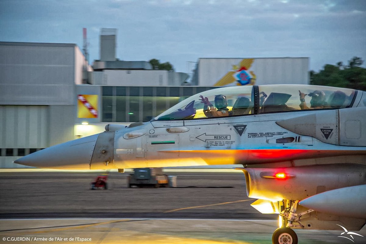 altfoxb's tweet photo. If you notice on AESA equipped Chinese fighters &amp; in F16 B60 that they have slightly slanted nose cones.

This might be due to the fact that slant offers more physical space to install larger apertures. The extra space would also come in handy if swash plates are added. https://t.co/De5zHlWDBX