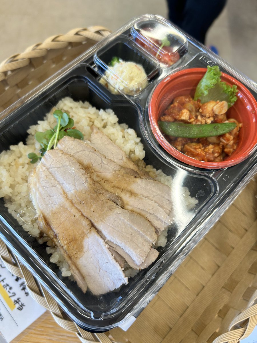NotoNoroshi's tweet photo. 本日の能登豚のローストポーク弁当10個＋追加2個は瞬殺で売り切れました。
食べた方からは、美味しかったよ！と嬉しい言葉を頂いております。
明日は11時より20個ご用意いたします。
#道の駅狼煙　#sstr2026 https://t.co/Tl5i5c7RlA