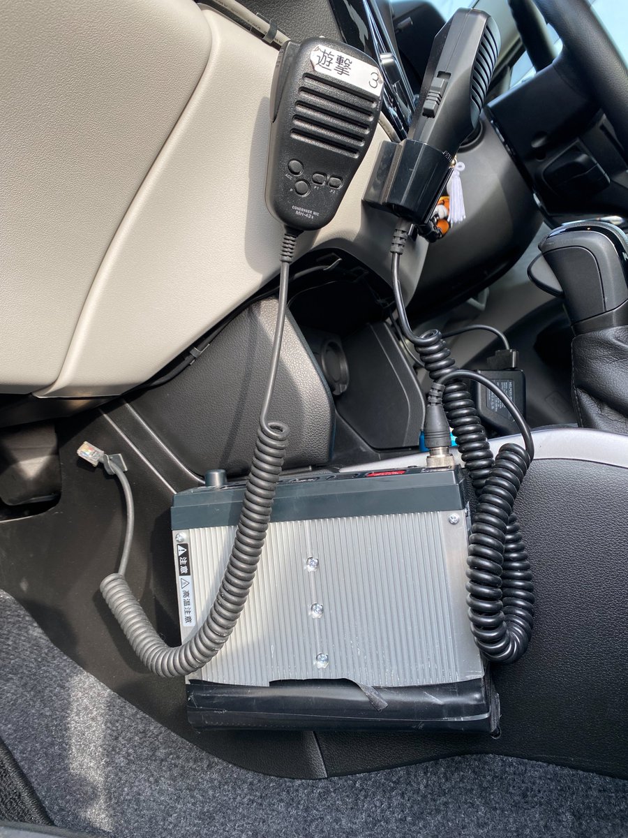 cvpi2011's tweet photo. スイフトの偽覆面。

サイレンアンプはありますが、線は接続されておらずドライバーユニットもありません。
無線機はなくマイクのみ、ユーロアンテナは屋外に露出しているかリアトレイに設置しているかのどちらかです。

…時々、運転手が「ウ〜〜〜」と声を発している場合があります🙄 https://t.co/zssVQFsrmJ