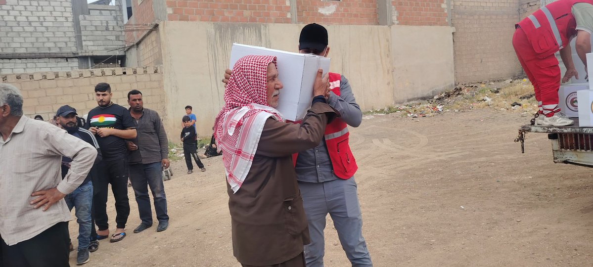 HeyvaKurd's tweet photo. #kurdî
Karmendên Heyva Sor a Kurd di nav du hefteyên borî de alîkariyên mirovî gihandin 11,138 kesên hewcedar li bajarê Dirbêsiyê û gundewarên wê, bajaroka Zirganê, Til Temir û bajarê Hesekê.
Ev alîkarî li ser kesên hewcedar û nexweşên penceşêrê (kanser) û şûştina gurçikan hatin dabeşkirin. Ev xebat di çarçoveya hewldanên mirovî yên berdewam da ku bibe bersiva hewcedariyên bingehîn li herêmê.

...................
#عربي
قدّمت فرق الهلال الأحمر الكردي مساعدات إغاثية لـ 11,138 مستفيداً من الفئات الأكثر احتياجاً، وذلك خلال الأسبوعين الماضيين في كل من مدينة الدرباسية وريفها، وبلدة زركان، وتل تمر، ومدينة الحسكة.
وشملت المساعدات الأيتام، والنساء بدون معيل والمطلقات، والأشخاص من ذوي الإعاقة، إضافة إلى مرضى السرطان ومرضى غسيل الكلى، في إطار الجهود الإنسانية المستمرة لدعم الفئات المتضررة وتعزيز الاستجابة للاحتياجات الأساسية في المنطقة.
.................
#English 
The Kurdish Red Crescent teams provided relief aid to 11,138 beneficiaries from the most vulnerable groups over the past two weeks in the city of Derbasiya and its surrounding countryside, the town of Zirkan, Tell Tamer, and the city of Hasakah.

The aid included orphans, women without breadwinners, divorced women, people with disabilities, cancer patients, and kidney dialysis patients, as part of ongoing humanitarian efforts to support affected groups and enhance the response to basic needs in the region.