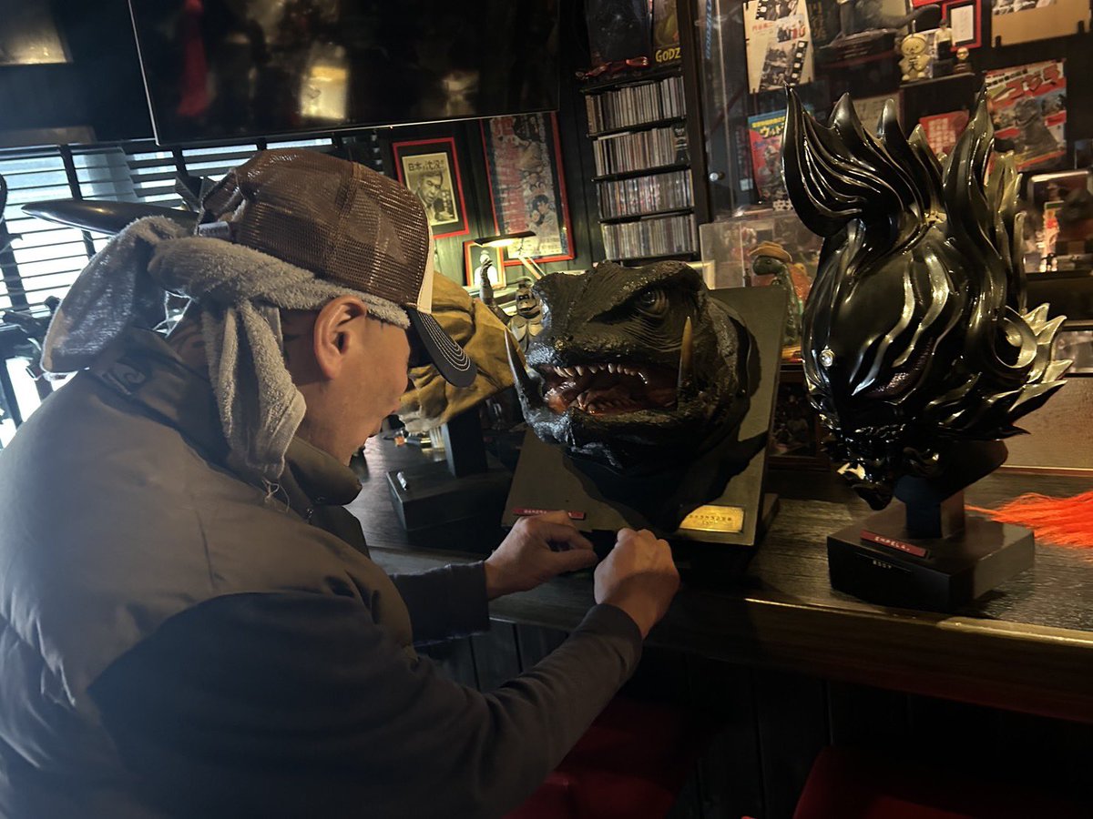 KWF_info's tweet photo. いよいよ明日、『怪獣ワールドフェスティバル10』が開催となります。
全国から集った前日搬入のディーラーの方々の設営も無事終了。特集のプロップ達は、原口氏が今回の為にメンテナンスをしてくださり、ご厚意で一点追加展示も決定しました！何が追加されたかは、当日のお楽しみです😊
#怪獣WF10 https://t.co/54qyUtj9HK