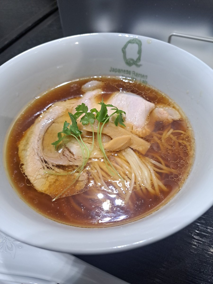 RockPleasure71's tweet photo. 醤油らぁ麺@新宿高島屋初夏の大北海道産展
#JapaneseRamenNoodleLabQ
#LabQ
@Qpiroshiki
5月23日(土)☁️
6月12日で営業終了となる札幌の、いや日本の名店の一つである「Japanese Ramen Noodle Lab Q」が関東に、新宿に来てるということで駆けつけました✨
平岡さん自ら作られるLabQの一杯をいただけるラストCHANCE✨
11時30分過ぎに到着、整理券をもらい、14時20分位に案内されました✨
一杯目は、醤油らぁ麺✨
Lab Qのスープは、動物系の旨味の引き出し方が尋常ではない✨
北海道の「新得地鶏」を中心に、天草大王、名古屋コーチン、比内地鶏など全国から厳選したブランド地鶏を惜しげもなく使用✨そこに合わせるのは「水」のみで、地鶏と水だけが織りなす「黄金の雫」が厚み深みのある味わいで最高✨表面に浮かぶ上質な鶏油がフタをし、一口飲んだ瞬間に地鶏の分厚い旨味と芳醇な香りが脳天を突き抜けます✨
カエシは、火入れをしていない生醤油ならではのキレ、そして奥深いコクと酸味が、地鶏のスープと合わさることで奇跡のバランスを生み出しています✨一口すするごとに味が開いてくる、まさに生きた醤油の味わい✨
麺は100%北海道産小麦を使用し、平岡氏が毎朝打つ多加水の中細ストレート麺✨
シルクのように滑らかでツルッとした啜り心地と、噛むたびに小麦の甘みが口いっぱいに広がる弾力がたまりません✨
トッピングは、北海道産のブランド豚などのバラ肉やロース肉のチャーシュー✨柔らかく肉本来の旨味が最高でした✨
わざわざ新宿まで行って、3時間待ってでも食べる価値のあるLabQの一杯✨完飲完食間違いなしの感動する至高の醤油らぁ麺でした✨
#新宿高島屋北海道物産展
#鶏水ラーメン