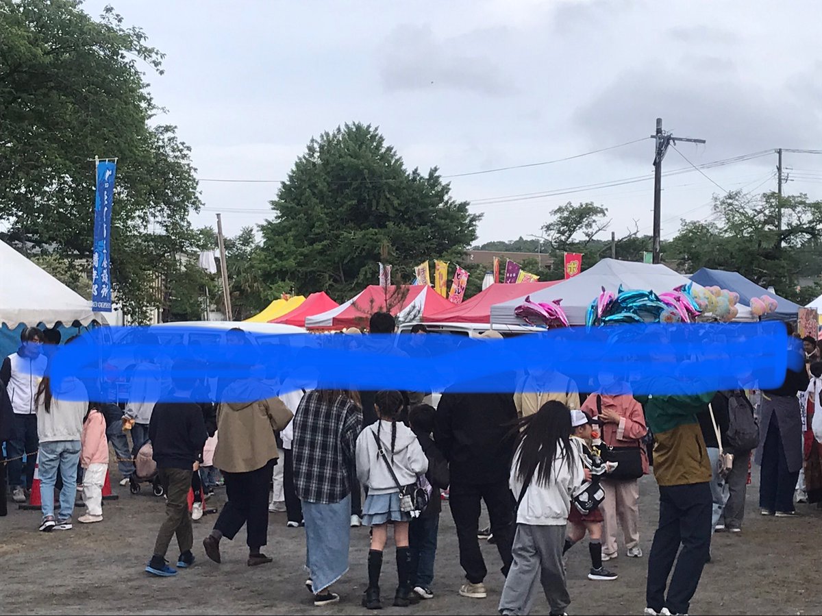 pingtkdhjm's tweet photo. 旭公園：相馬３妙見の神輿が到着し仮々社殿？に鎮座してる(^｡^)
仮社殿は本陣山の天辺にあって明日の朝には本陣へ向かう、、、
まあ仮々社殿っていうか、言葉は悪いが仮置場だね(･_･;
一昨年までは７月末開催だったから盆踊りがあったけど、５月開催になって踊りは？ https://t.co/XvokbH0lp5