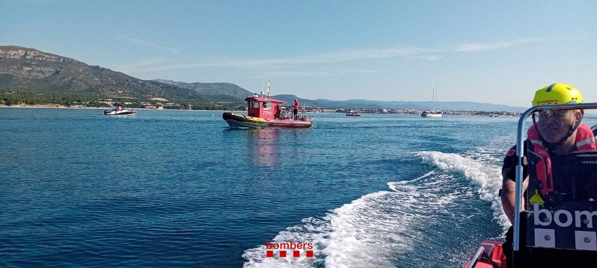bomberscat's tweet photo. Aquest matí, #bomberscat del parc de l’Ametlla de Mar, l’embarcació de la #RETerresEbre, i l’embarcació amb efectius del #GRAESub, hem desplegat un dispositiu preventiu de seguretat per a la 5a Travessa Solidària Swim for ELA-2026 @swimforela. https://t.co/EXEKaMVHFb