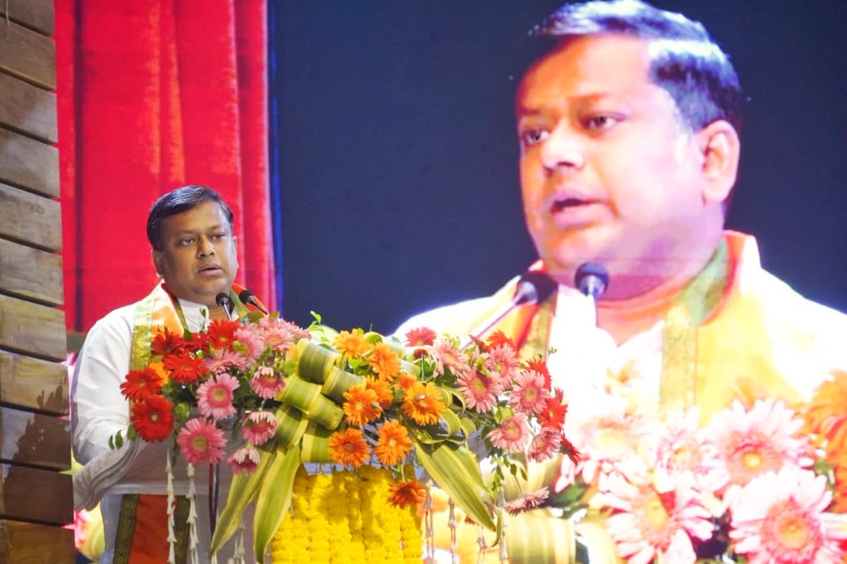 DrSukantaBJP's tweet photo. আজ কলকাতায় ডঃ বিধানচন্দ্র রায় অডিটোরিয়াম-এ ভারতবর্ষের যশস্বী প্রধানমন্ত্রী আদরণীয় শ্রী @narendramodi জির পৌরহিত্যে অনুষ্ঠিত ‘রোজগার মেলা’ অনুষ্ঠানে পশ্চিমবঙ্গের মাননীয় মুখ্যমন্ত্রী শ্রী @SuvenduWB মহাশয়ের সঙ্গে উপস্থিত ছিলাম। 

যুব সমাজের হাতে নিযুক্তি পত্র তুলে দিয়ে আত্মনির্ভর ও বিকশিত ভারতের স্বপ্ন পূরণের পথে এই উদ্যোগ নিঃসন্দেহে এক গুরুত্বপূর্ণ পদক্ষেপ। নতুন কর্মজীবনে প্রবেশ করা সকল যুবক-যুবতীকে জানাই আন্তরিক শুভেচ্ছা ও উজ্জ্বল ভবিষ্যতের শুভকামনা। 

#RozgarMela