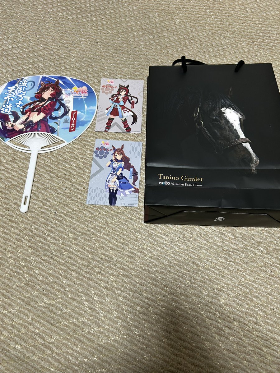 MuttsuriLewd's tweet photo. 今日お迎えしたグッズたちです。
みんなかわえぇ…
そして、2枚目は無料で頂いたポストカードとうちわ、ショッパーです。
無料なのにしっかりとした作りで無料なのが申し訳ないくらいです。
 #相馬野馬追2026
#ウマ娘
#ヴェルサイユリゾートファーム
#相馬野馬追_ウマ娘コラボキャンペーン https://t.co/B7Y5250kTc