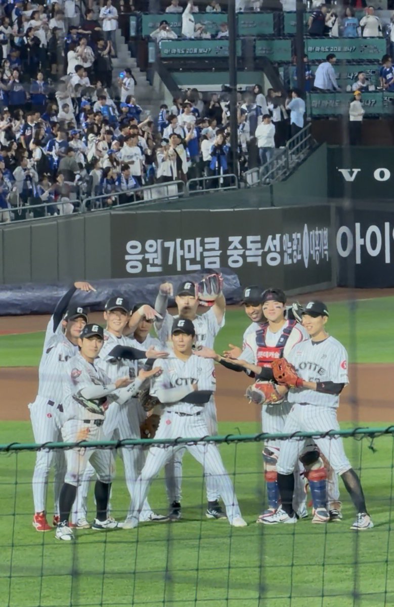 thrsixpc's tweet photo. 아 오늘 단체사진 개ㅐ웃겨ㅕㅕ https://t.co/f9d2YCKi5V