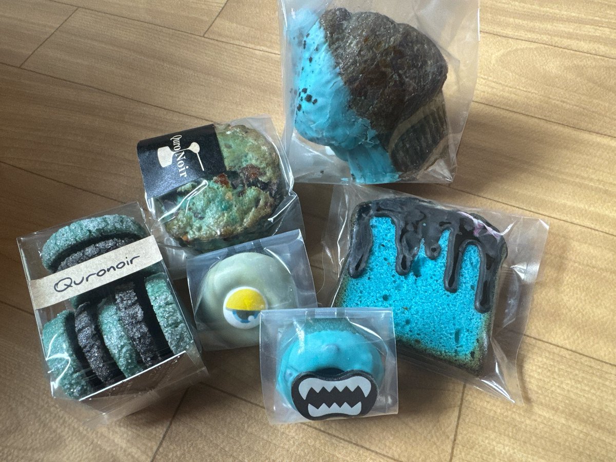 Nameko_963's tweet photo. 葛飾チョコミン党フェス最高でした〜
ベロTeeも紙袋もめっちゃかわいい❤️
色々買った中からまだカヌレしか食べてないけどカヌレ美味しすぎる！
たくさん買ったから、どれから食べるか悩ましい♪
#葛飾チョコミン党フェス https://t.co/TC2GZiK2o3