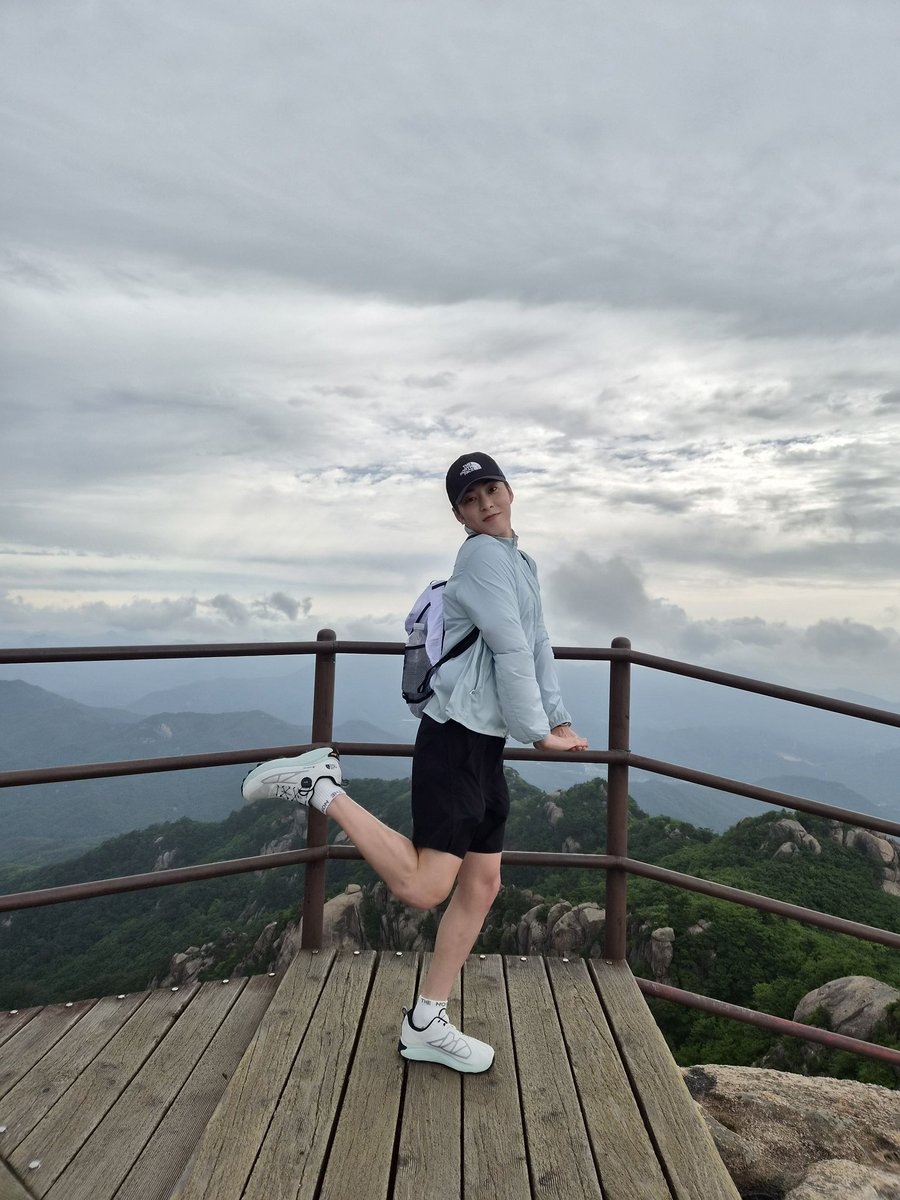 xiuchengay's tweet photo. *chego
*faço pose de twink
*saio https://t.co/wMlA0aLDal