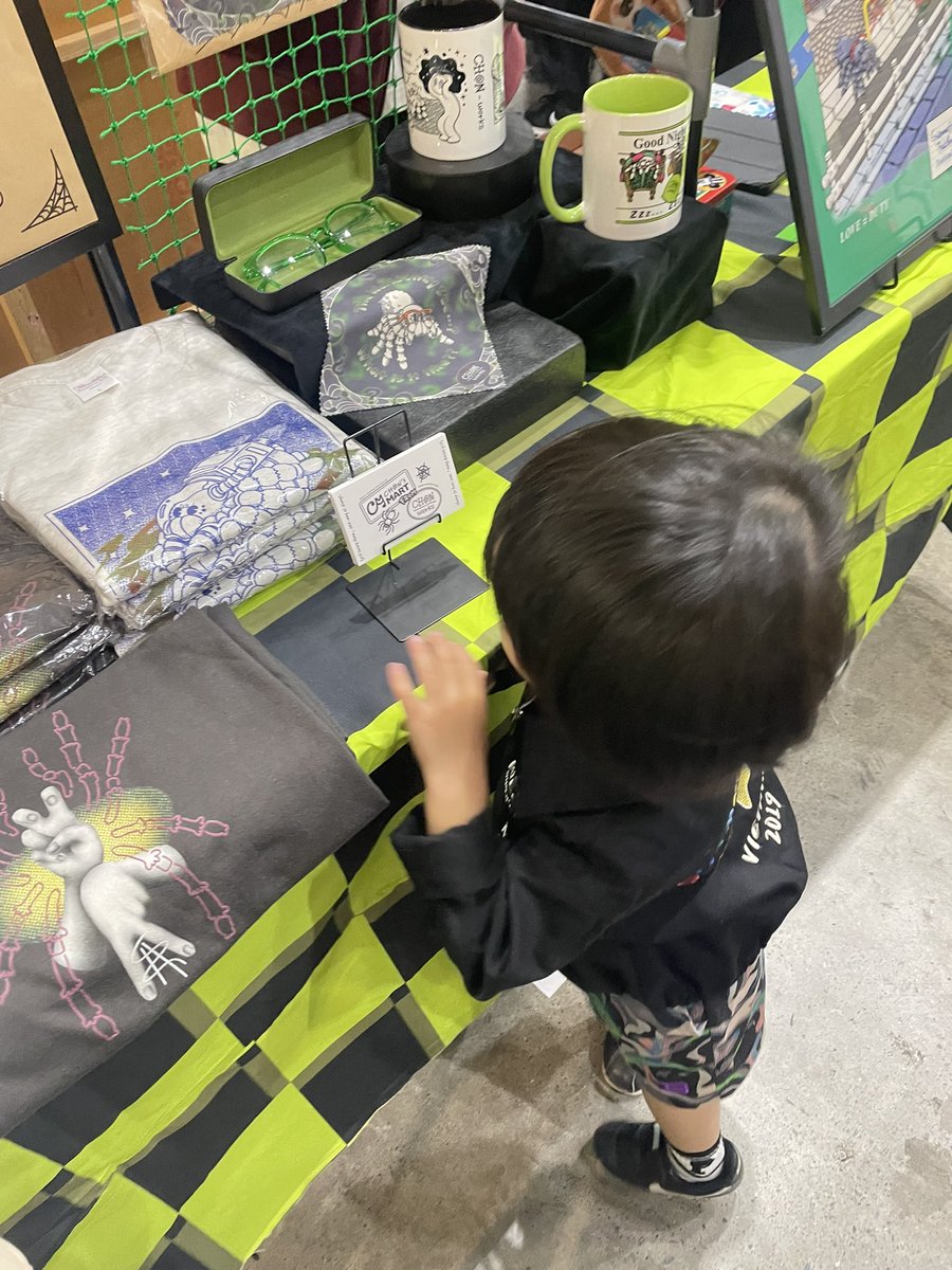 chon_works's tweet photo. デザフェス初日終わり！！
最高の巣をありがとうございました！🕸️🔥

上部の荒ぶりは
初めてデザフェスに連れて来られた甥による
「飽きた」というイラつきがこもった魂の一筆🖊️

#デザフェス63
#タランチュラ https://t.co/xf7mevDtiW
